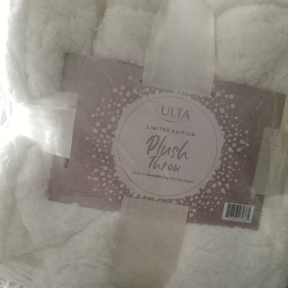 Plush throw blanket